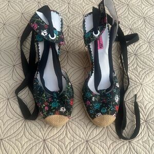 Betsy Johnson Bettysville Women's Floral Espadrille Wedges - Black & Multicolor